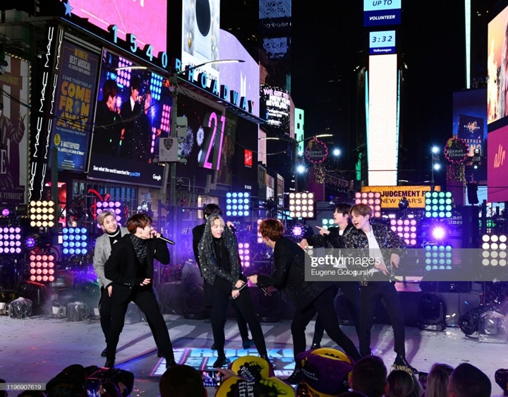 Bergoyang Dengan Jaket Berkilauan Saat Pergantian Tahun, Jimin BTS Sukses Curi Perhatian