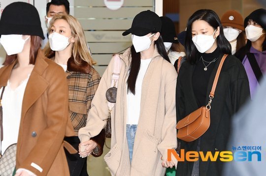 Mina Di Kabar Kan Ikut Kembali Ke Korea Sambil Digandeng Oleh Sang Leader, Netizen Malah Proses Ke JYP Soal Ini