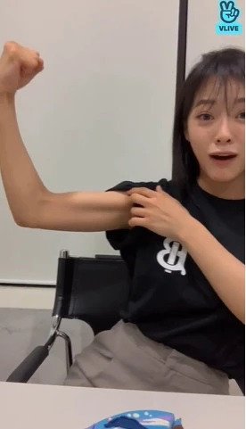 Pamerkan Otot Lengan Kekar, Kim Sejeong Gugudan Jadi Perbincangan