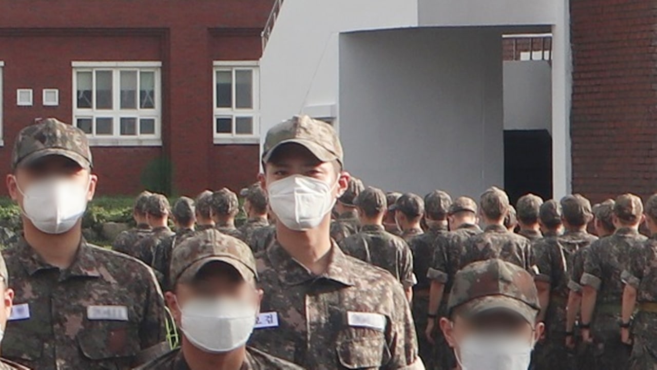 Park Bo Gum Nampak Tersenyum Cerah di Pelatihan Militer