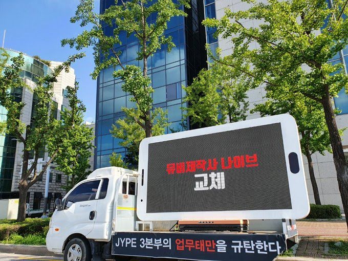 Minta Agensi Tindak Para Haters Hingga Bubarkan Naive, Fans Twice Kirim Truk Protes di depan Gedung JYP
