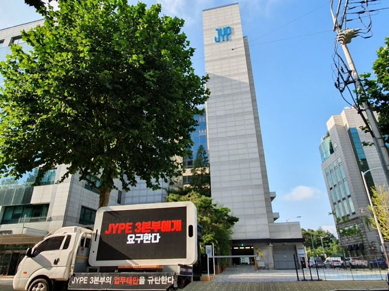 Minta Agensi Tindak Para Haters Hingga Bubarkan Naive, Fans Twice Kirim Truk Protes di depan Gedung JYP