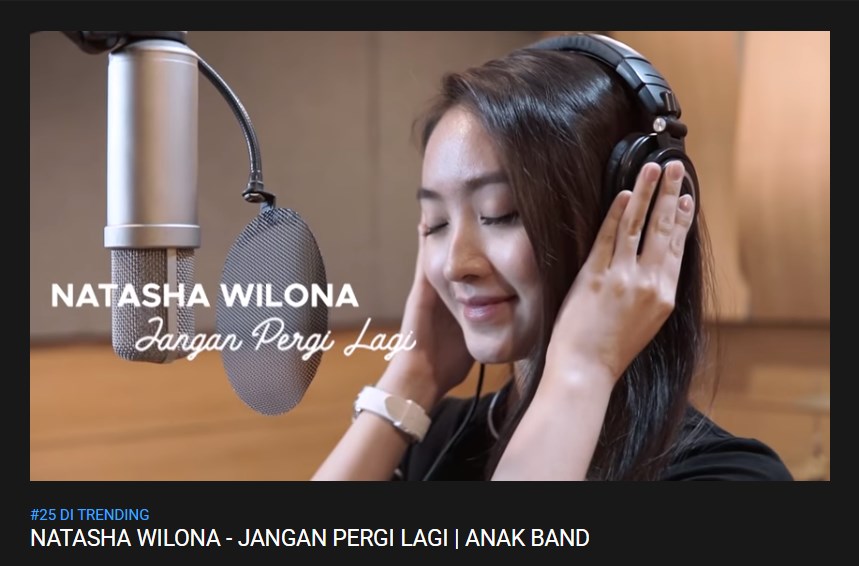 video natasha wilona menyanyi \'jangan pergi lagi\' yang ia bawakan di sinetron anak band sontak langsung menjadi trending di youtube indonesia