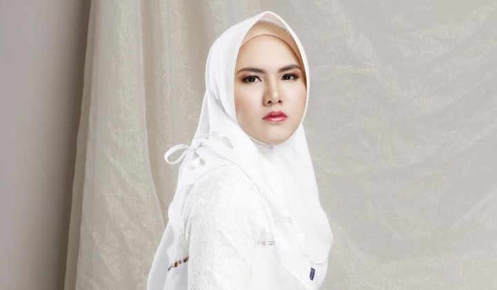 Evelin Nada Anjani Bikin Heboh Usai Pamer Foto Peluk Mesra Pria, Netter